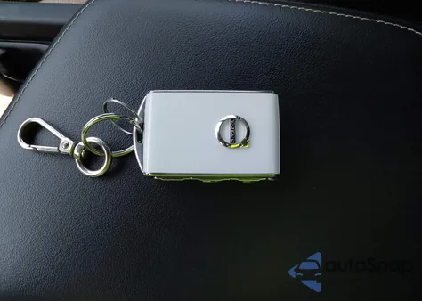 2018 Volvo Xc60 T6 R-Design from USA, damaged, VIN YV4A22RM4J1040672